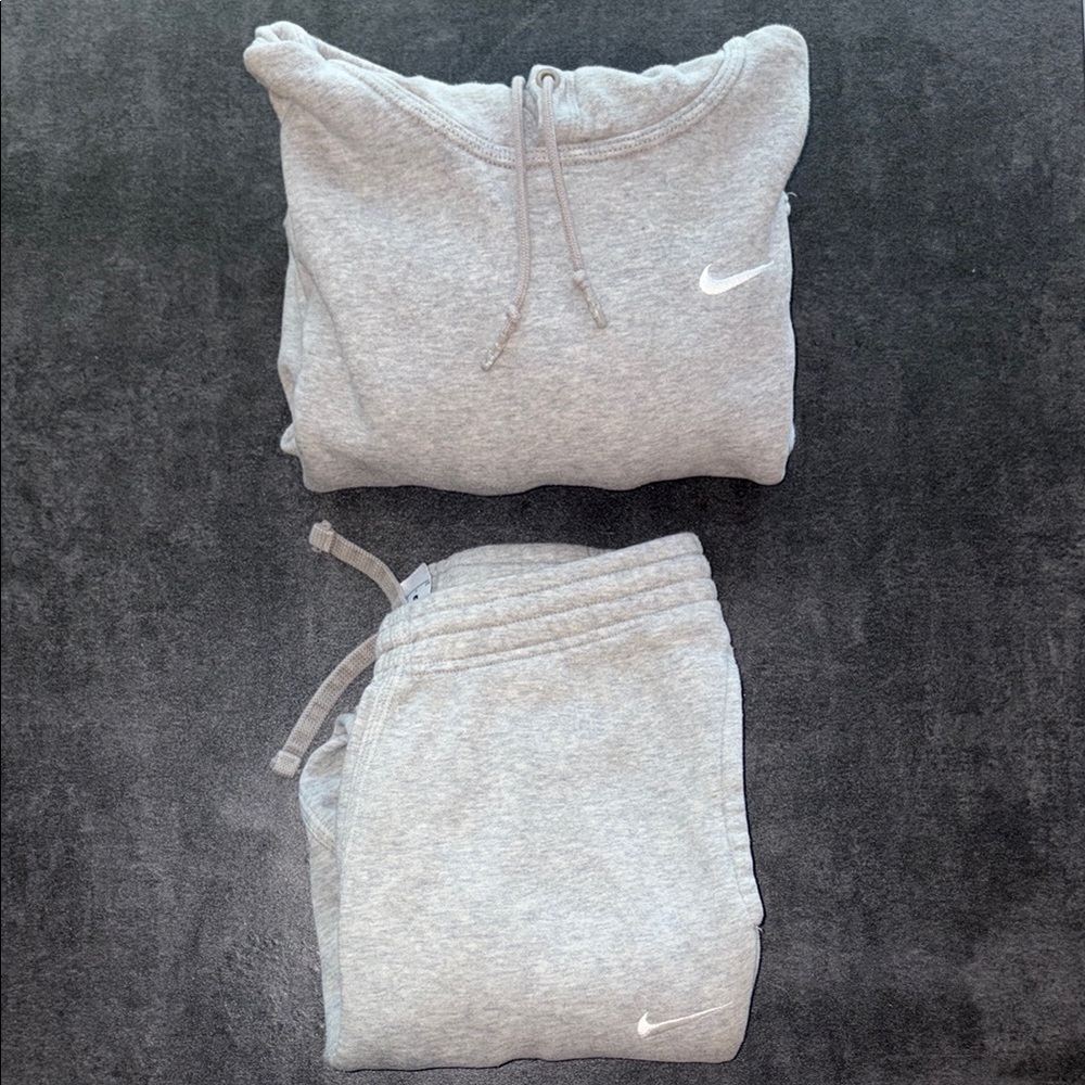 Nike Gray Sweatshirt and Sweatpants Set